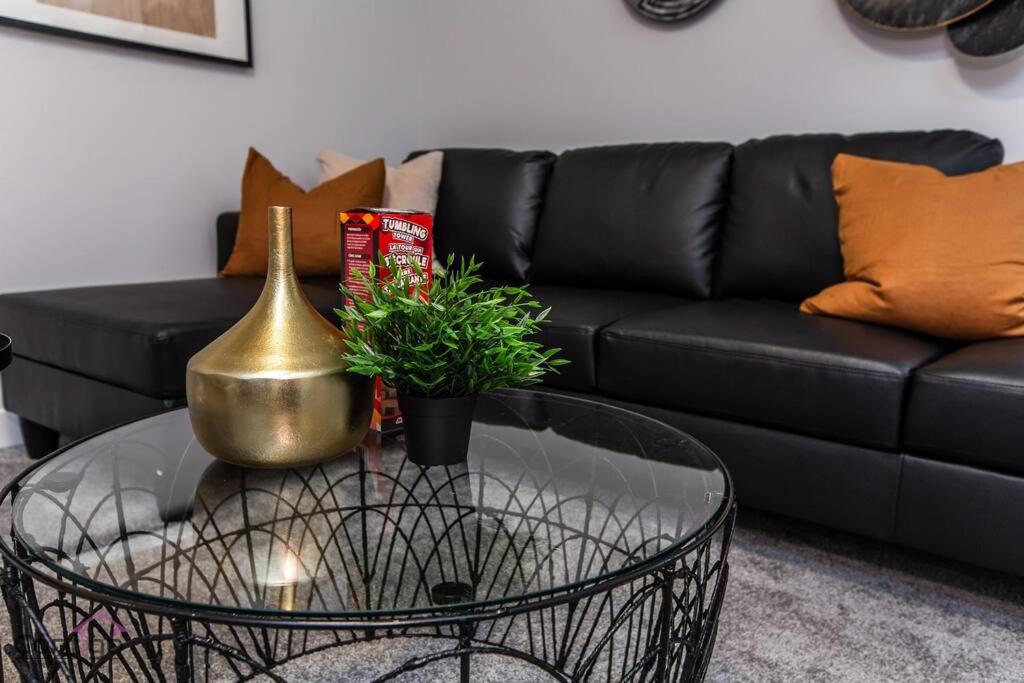 Boho Luxe Home, Sleeps 12, AirCon, King Bed, WiFi