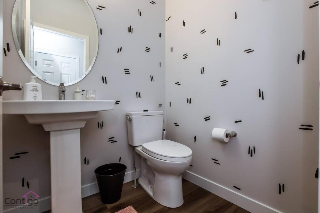 Boho Luxe Home, Sleeps 12, AirCon, King Bed, WiFi