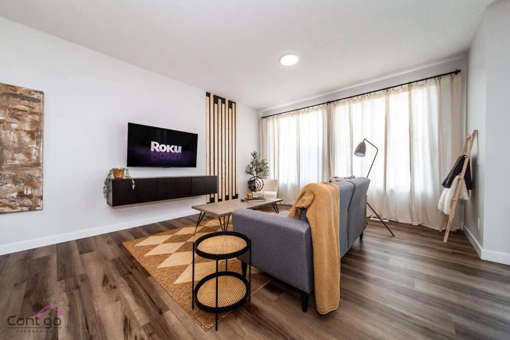 Boho Luxe Home, Sleeps 12, AirCon, King Bed, WiFi