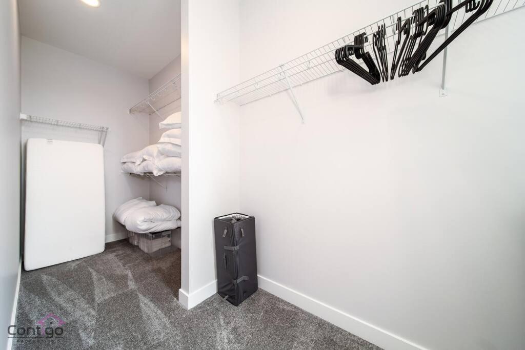 Boho Luxe Home, Sleeps 12, AirCon, King Bed, WiFi