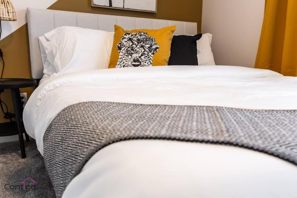 Boho Luxe Home, Sleeps 12, AirCon, King Bed, WiFi