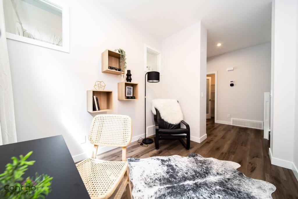Boho Luxe Home, Sleeps 12, AirCon, King Bed, WiFi