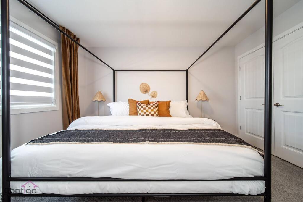 Boho Luxe Home, Sleeps 12, AirCon, King Bed, WiFi