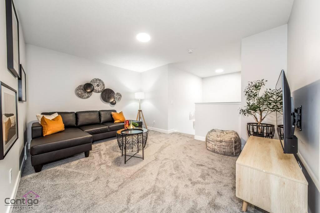 Boho Luxe Home, Sleeps 12, AirCon, King Bed, WiFi