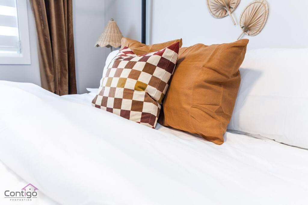 Boho Luxe Home, Sleeps 12, AirCon, King Bed, WiFi