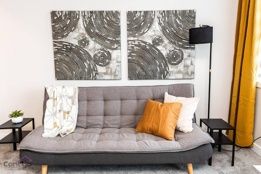 Boho Luxe Home, Sleeps 12, AirCon, King Bed, WiFi