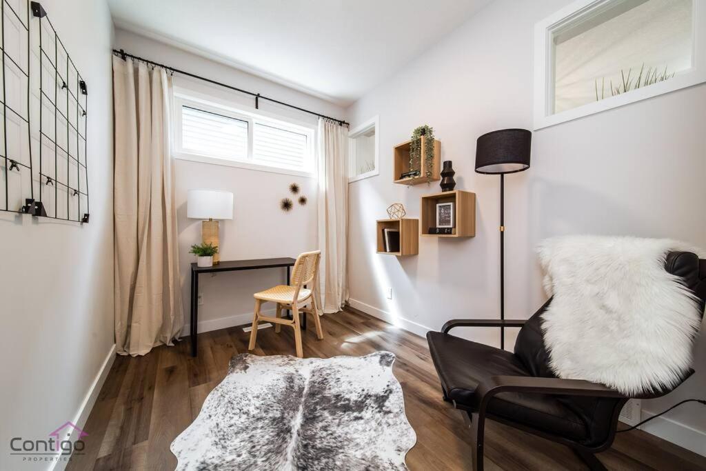 Boho Luxe Home, Sleeps 12, AirCon, King Bed, WiFi