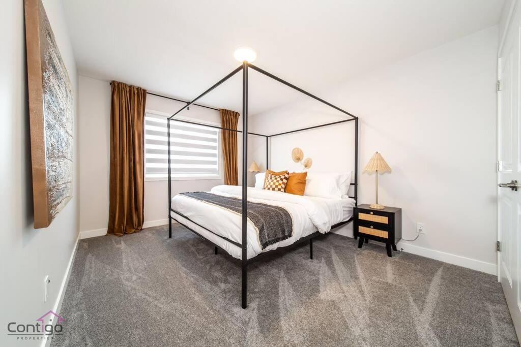 Boho Luxe Home, Sleeps 12, AirCon, King Bed, WiFi