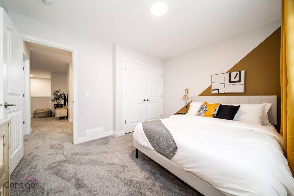 Boho Luxe Home, Sleeps 12, AirCon, King Bed, WiFi