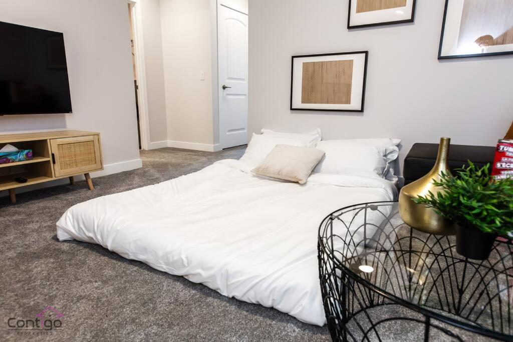 Boho Luxe Home, Sleeps 12, AirCon, King Bed, WiFi