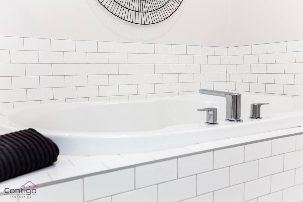 Boho Luxe Home, Sleeps 12, AirCon, King Bed, WiFi