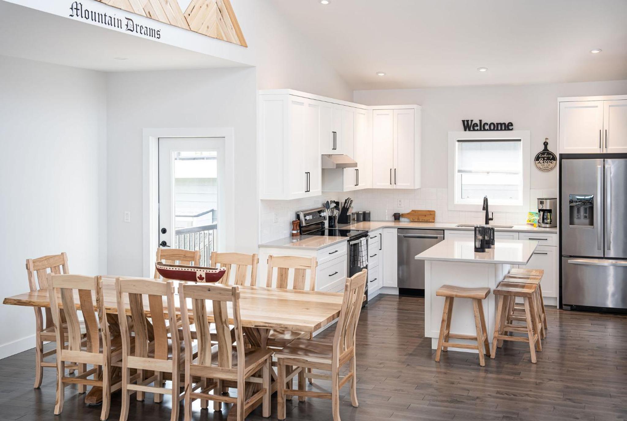 Mountain Dreams - Revelstoke Home Near RMR
