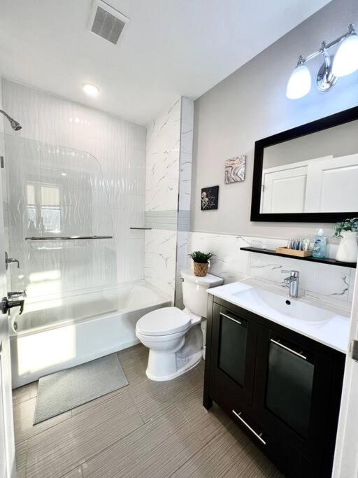 303 Cozy and modern 1BR apartment in center City view 3