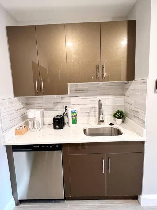 303 Cozy and modern 1BR apartment in center City view 4
