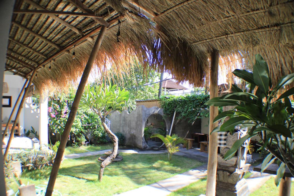 Black Sand hostel Amed view 3