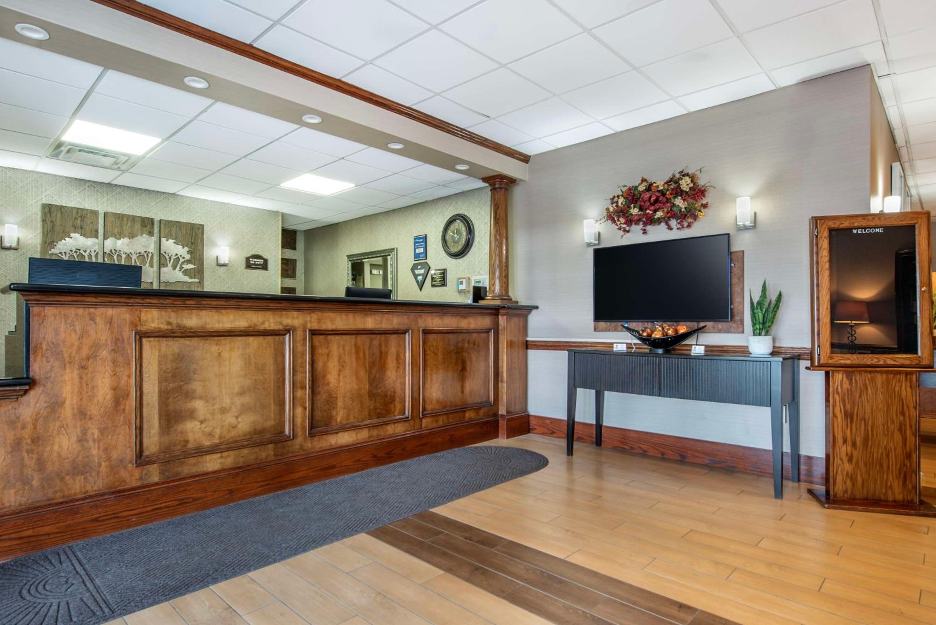 Bridgeport Vacations - Best Western Plus Bridgeport Inn - Property Image 3