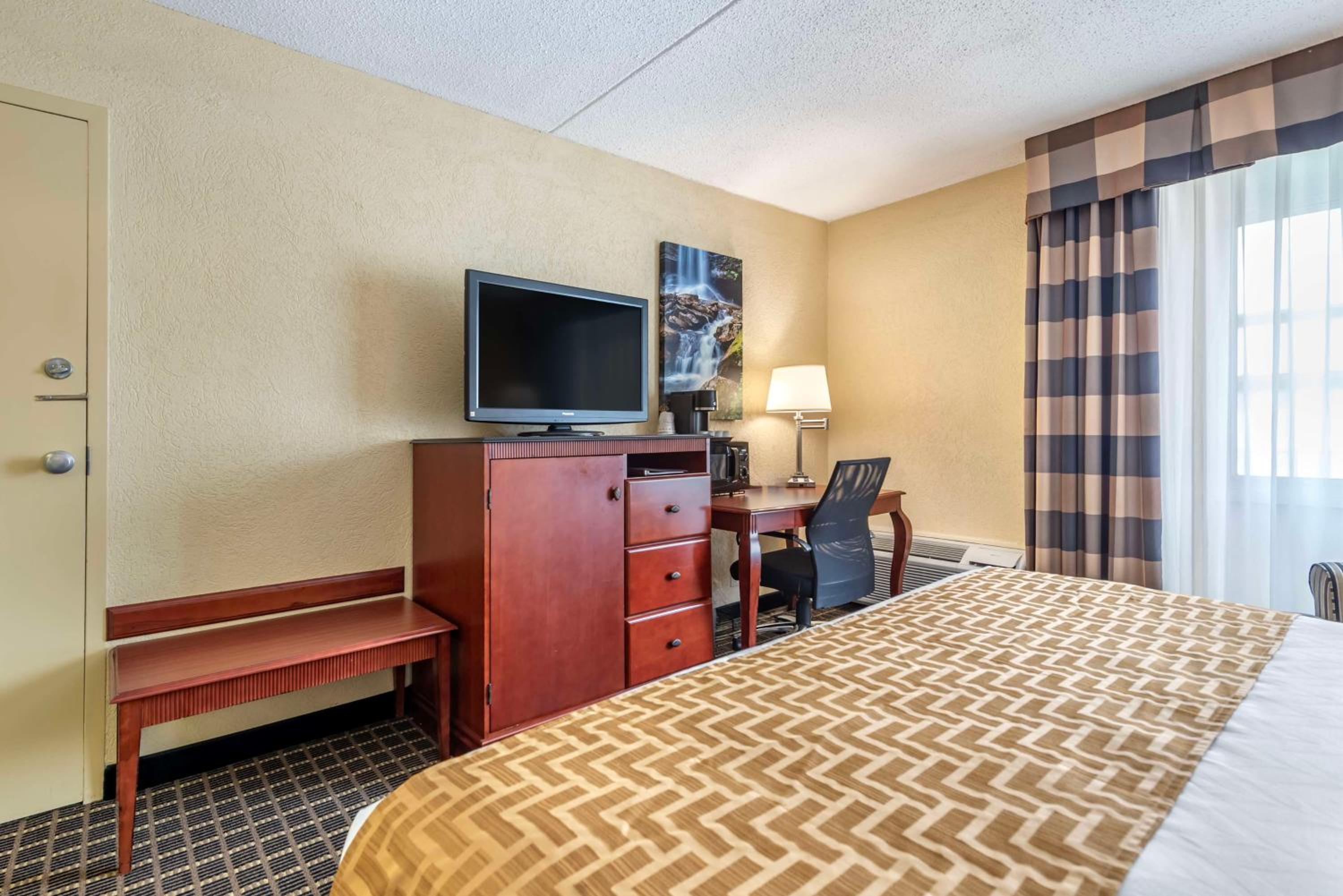 Bridgeport Vacations - Best Western Plus Bridgeport Inn - Property Image 11
