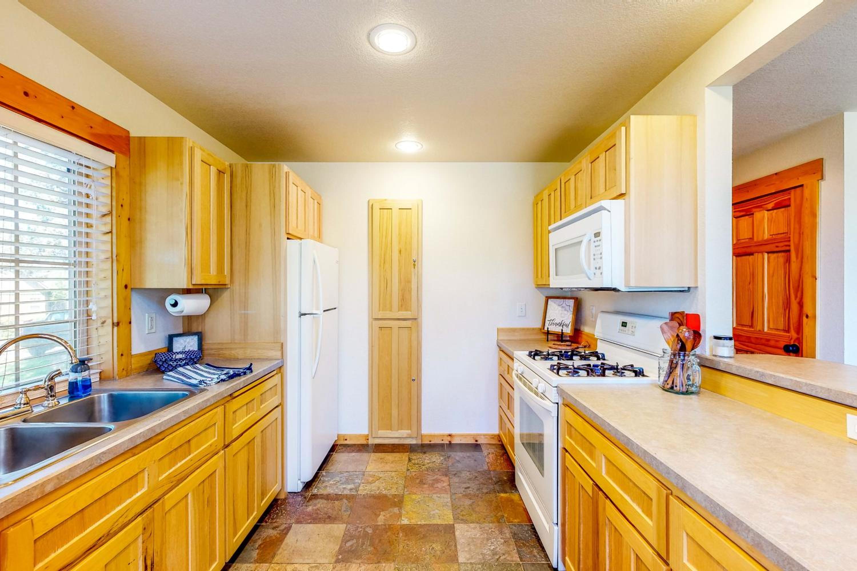 Gateway to Crater Lake! Resort Retreat with Pool