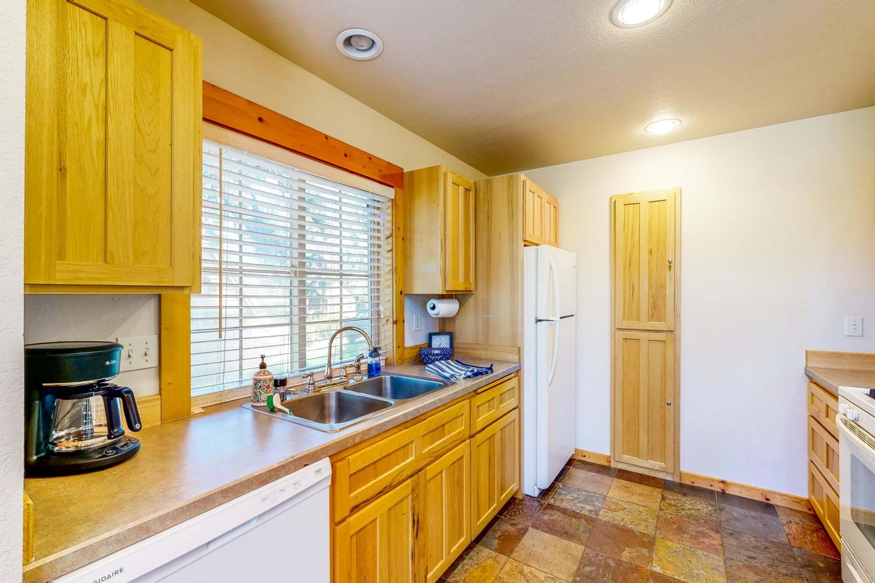 Gateway to Crater Lake! Resort Retreat with Pool
