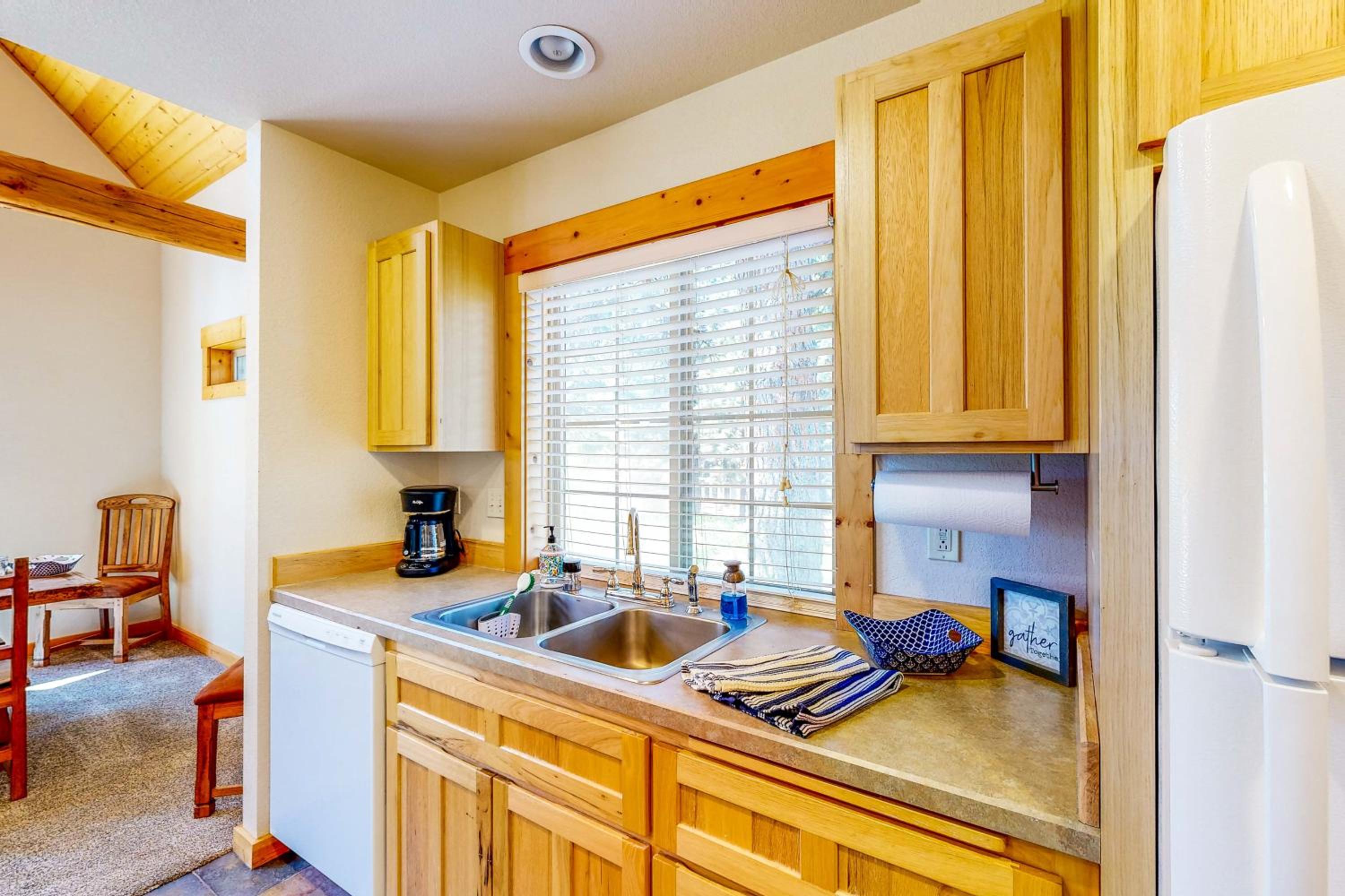 Gateway to Crater Lake! Resort Retreat with Pool