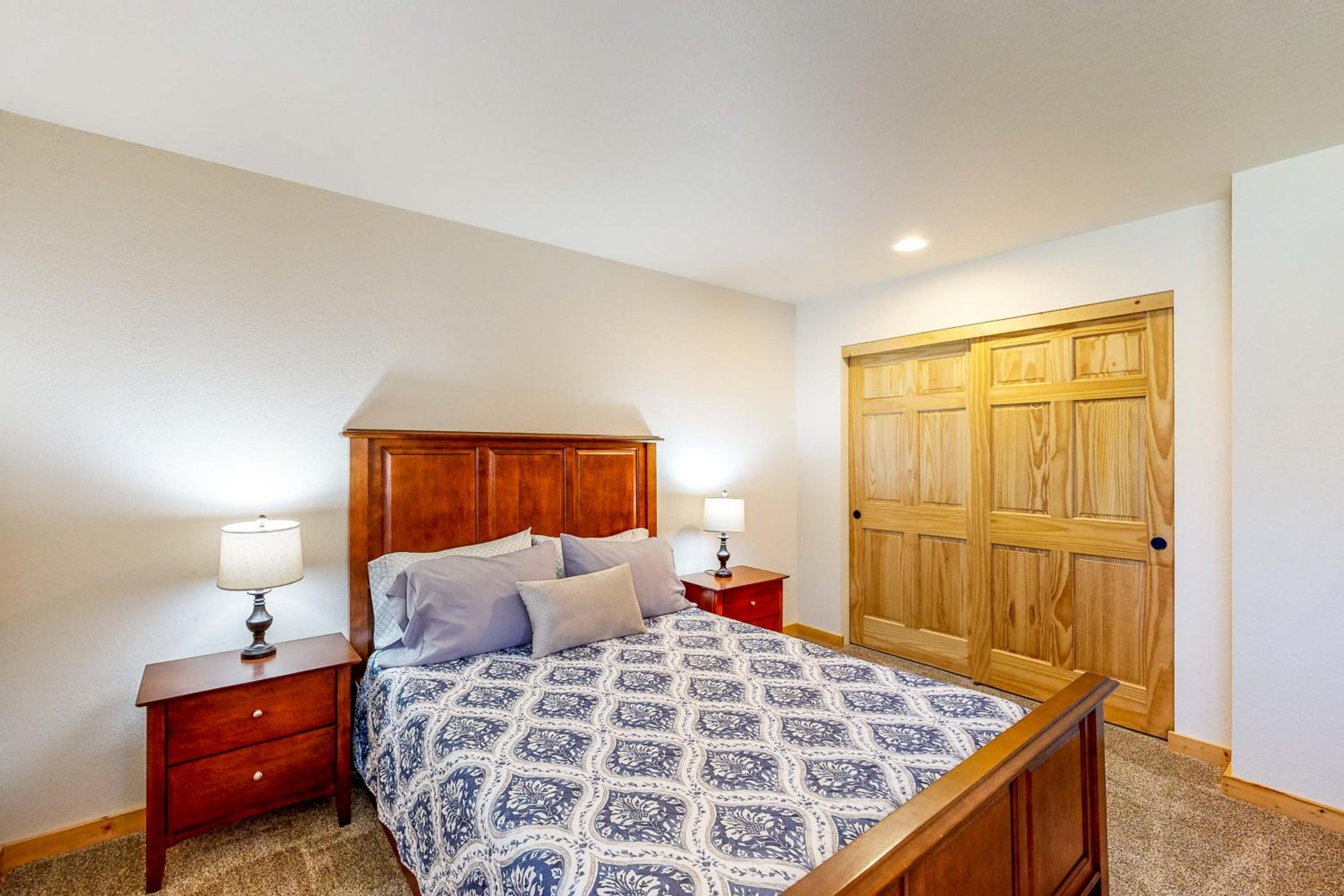 Gateway to Crater Lake! Resort Retreat with Pool