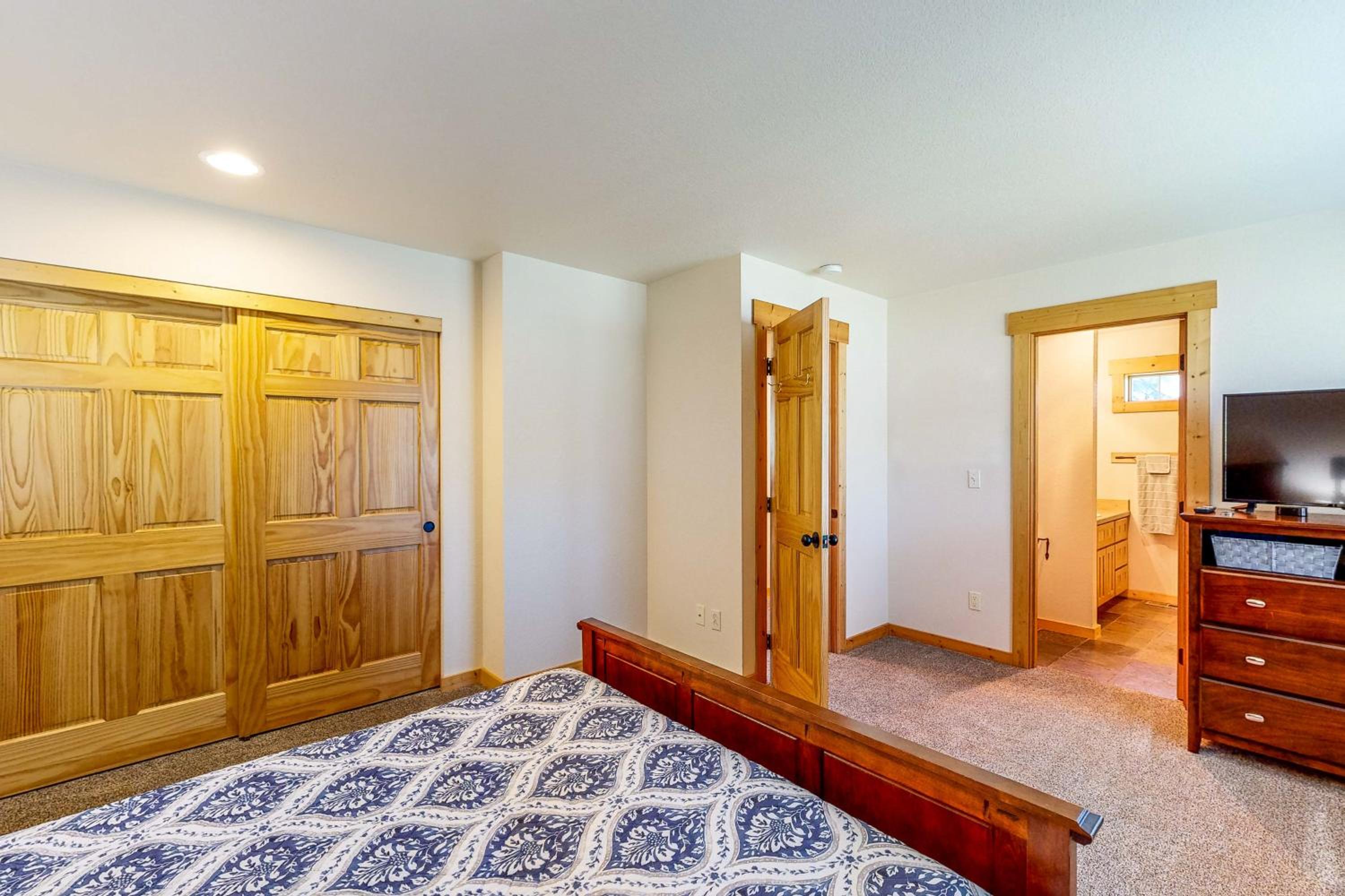 Gateway to Crater Lake! Resort Retreat with Pool