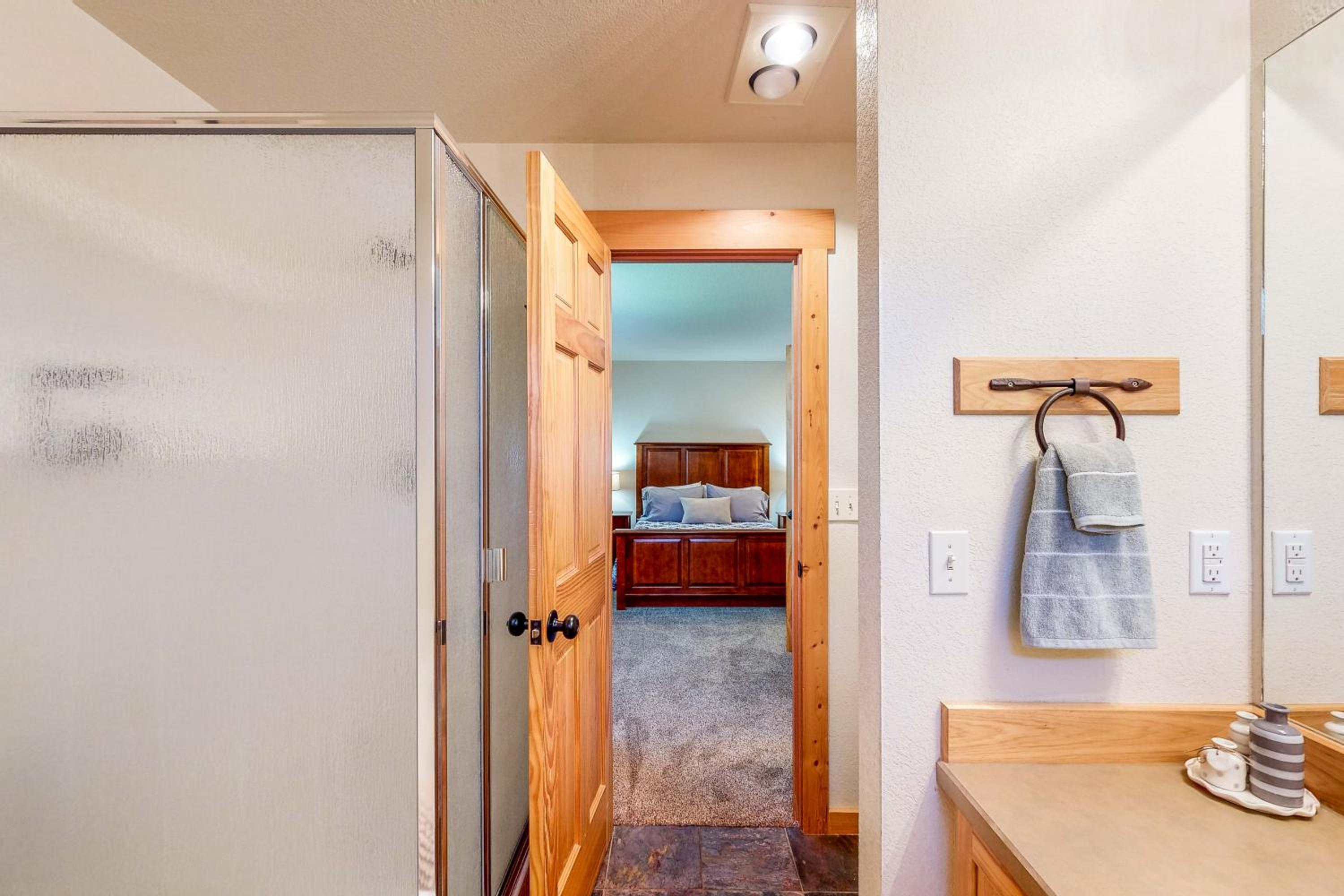 Gateway to Crater Lake! Resort Retreat with Pool