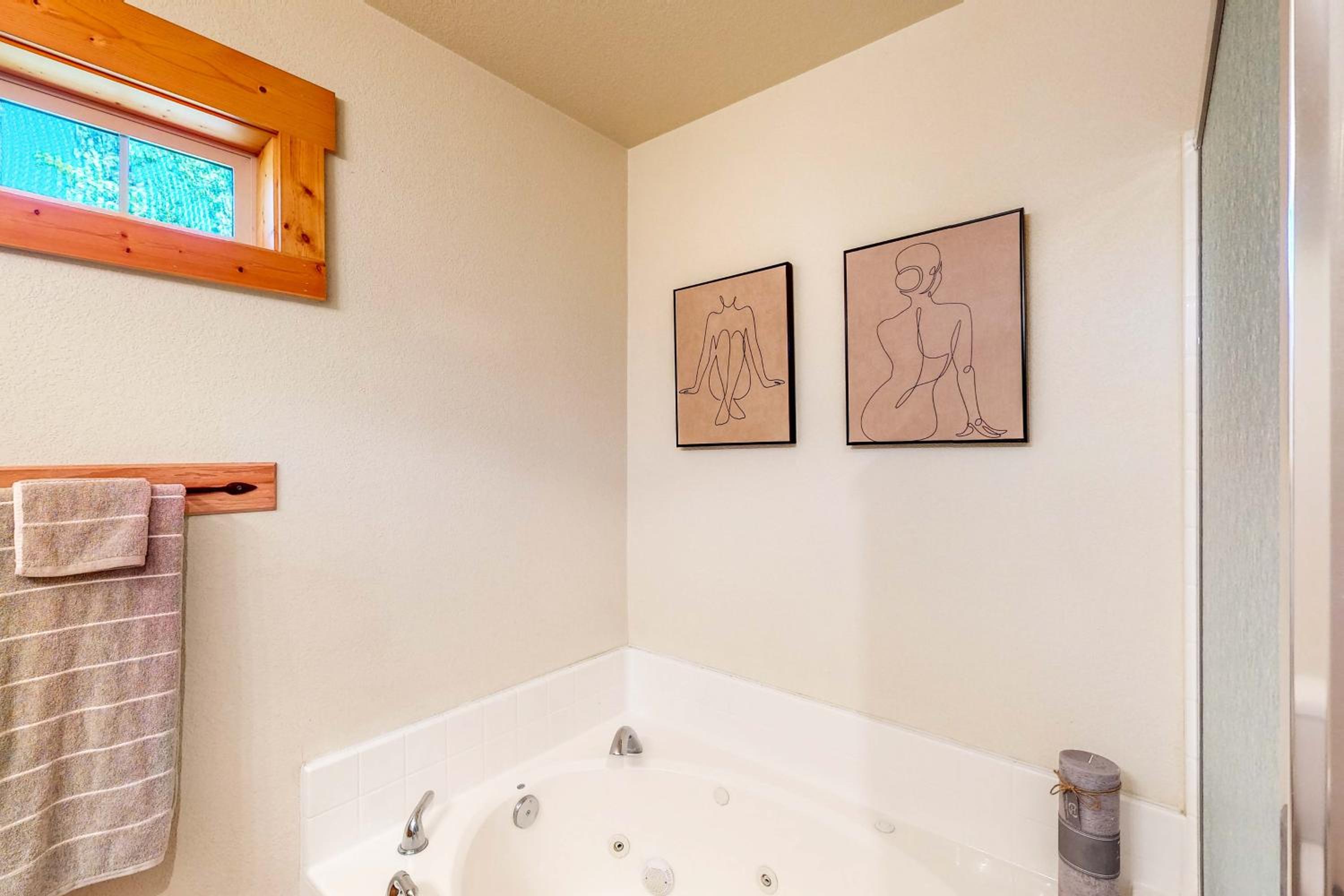 Gateway to Crater Lake! Resort Retreat with Pool