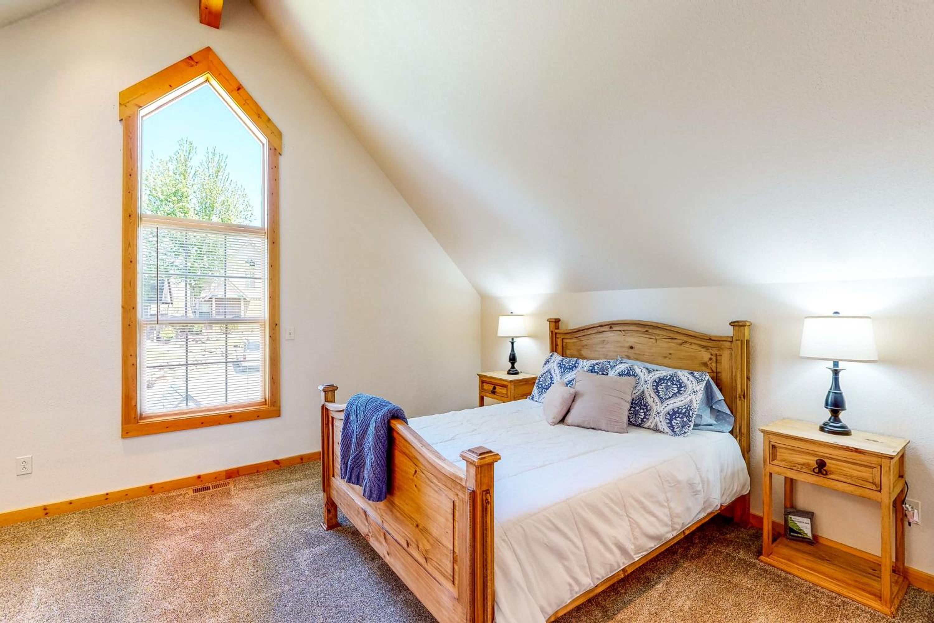 Gateway to Crater Lake! Resort Retreat with Pool
