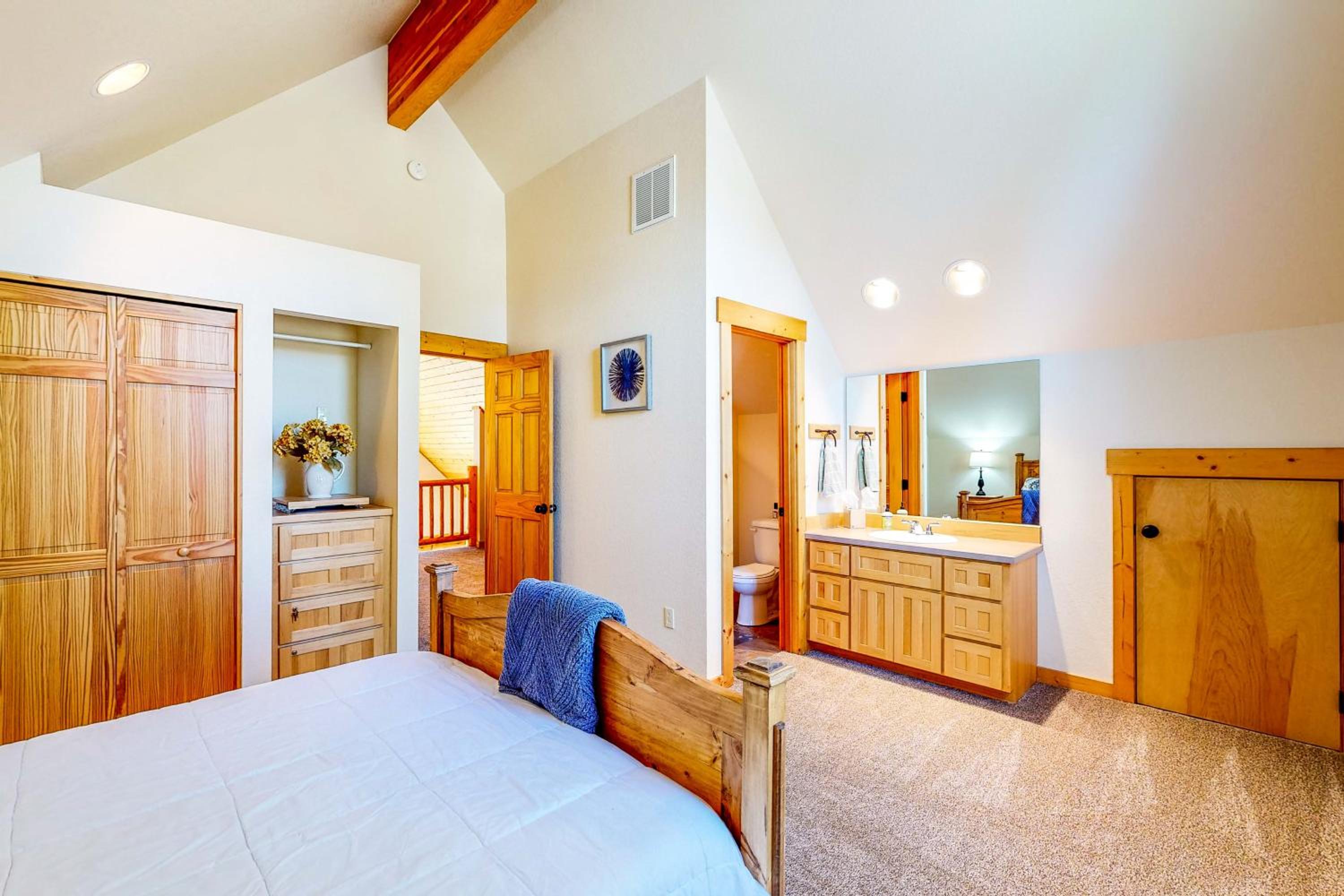 Gateway to Crater Lake! Resort Retreat with Pool