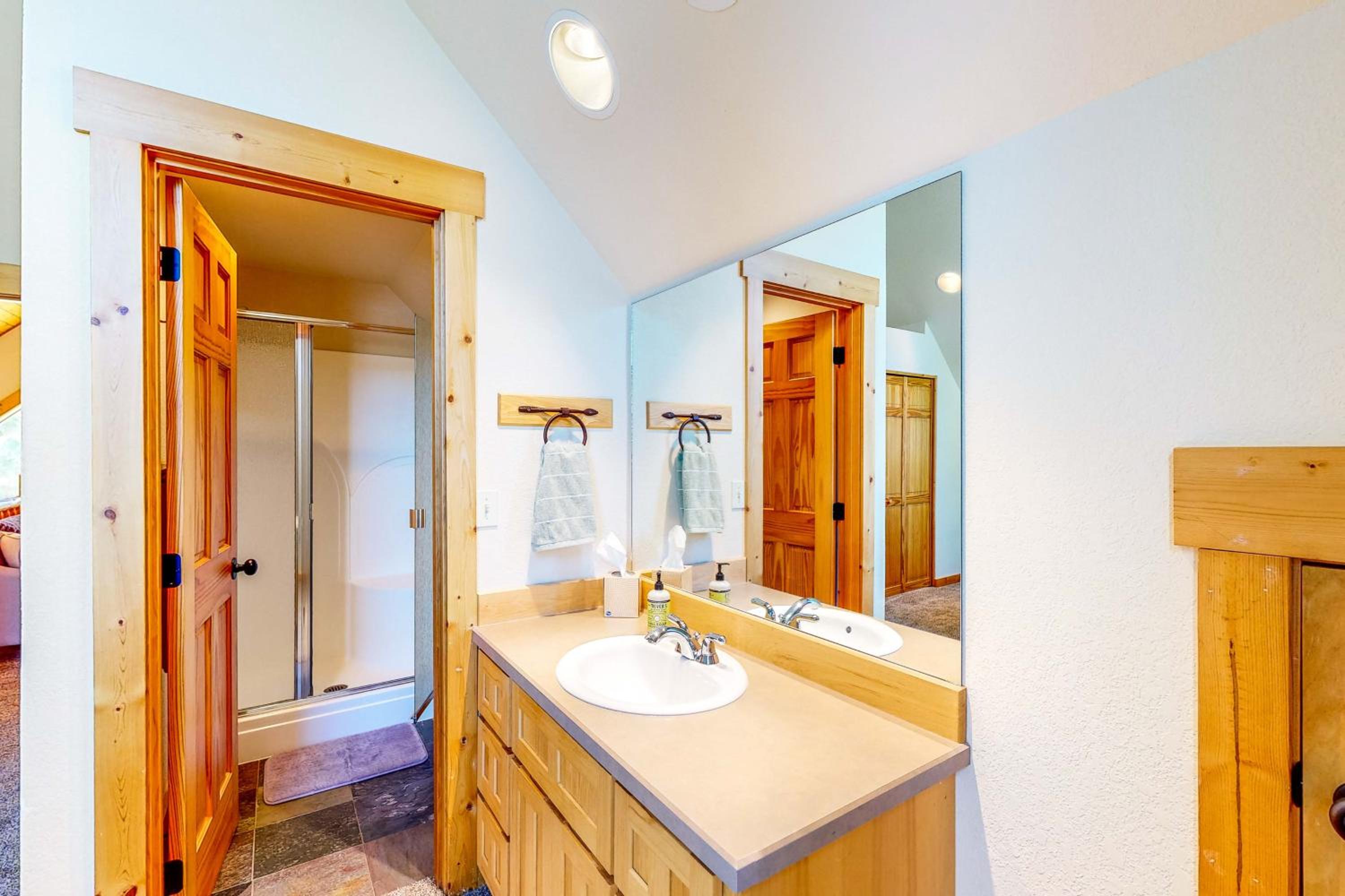 Gateway to Crater Lake! Resort Retreat with Pool