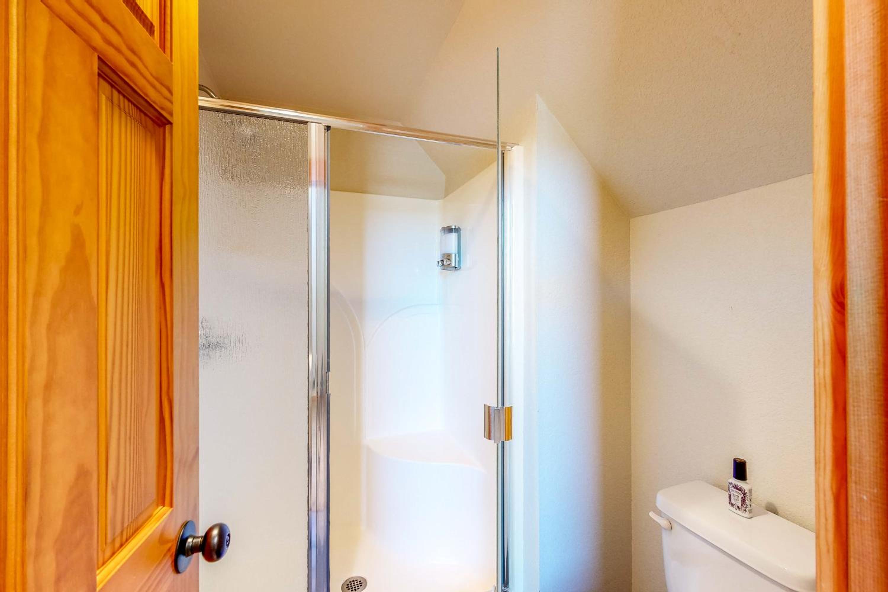 Gateway to Crater Lake! Resort Retreat with Pool