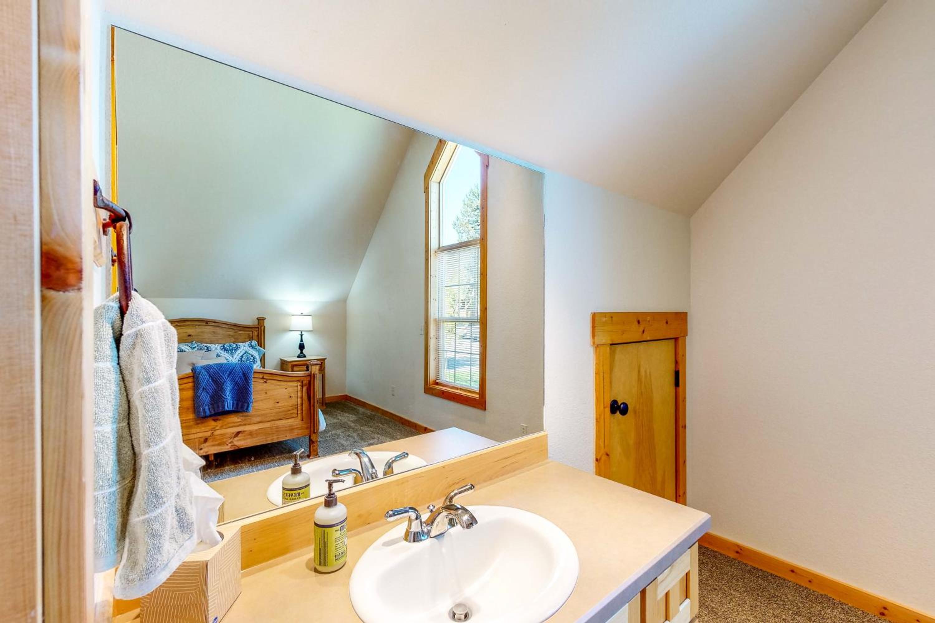 Gateway to Crater Lake! Resort Retreat with Pool