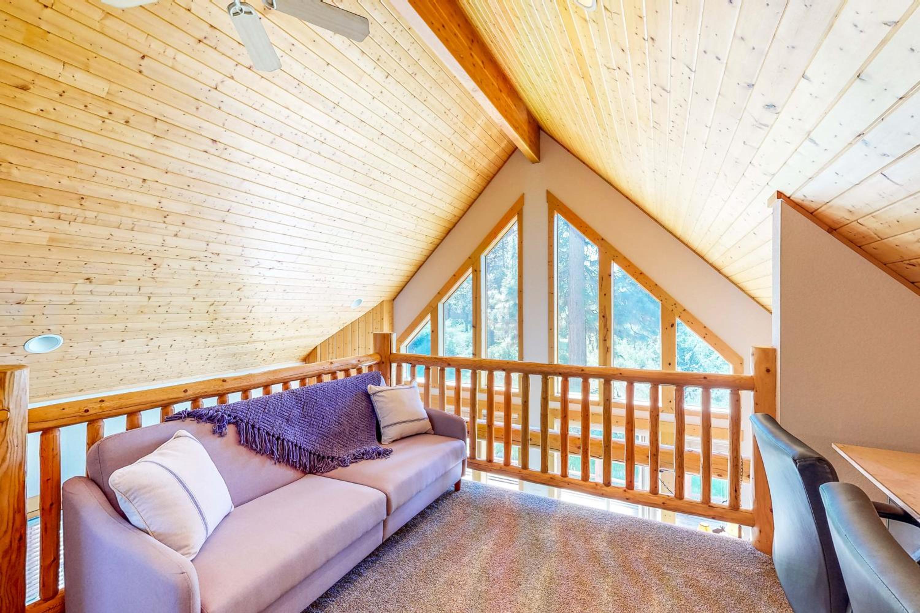Gateway to Crater Lake! Resort Retreat with Pool