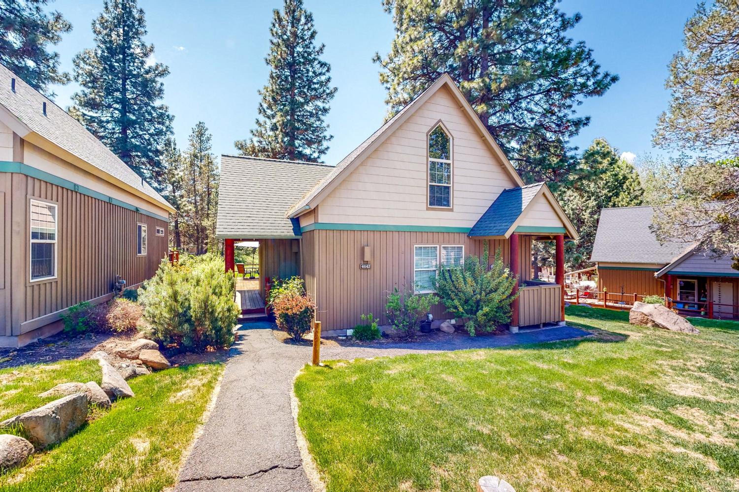 Gateway to Crater Lake! Resort Retreat with Pool