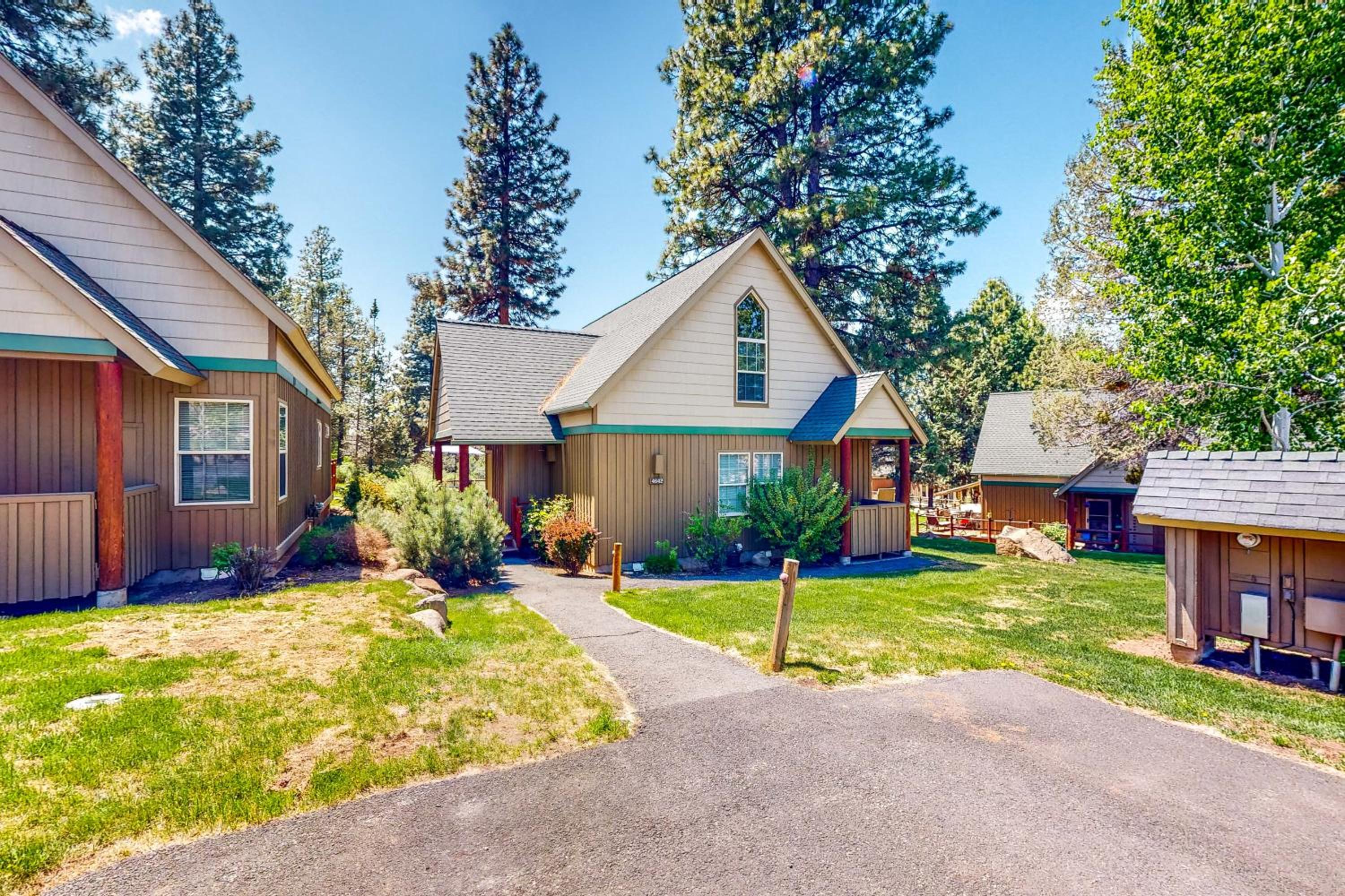 Gateway to Crater Lake! Resort Retreat with Pool