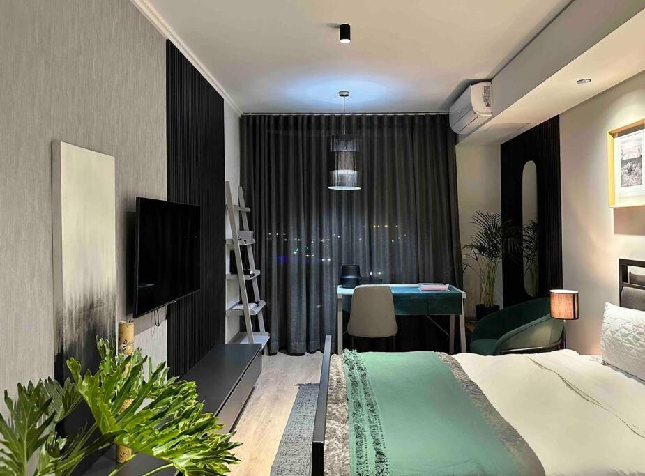 Explore Emerald Studio - Ellipse Waterfall