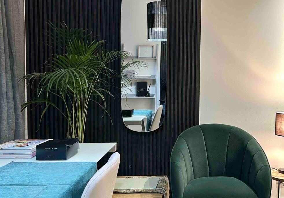 Explore Emerald Studio - Ellipse Waterfall
