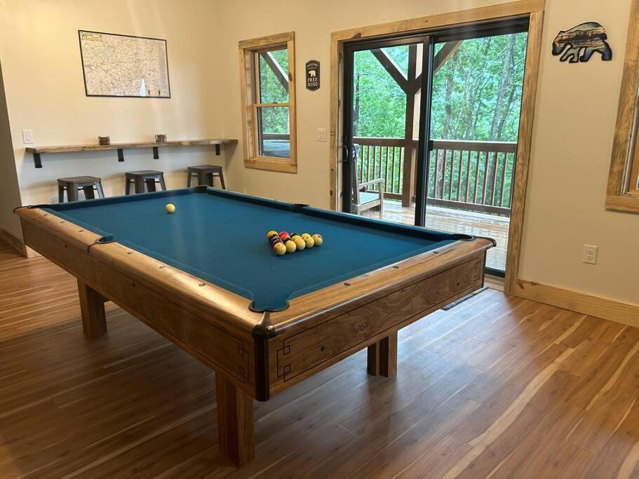 Above It All Hot Tub Views Rumbling Bald Sleeps 11 view 3