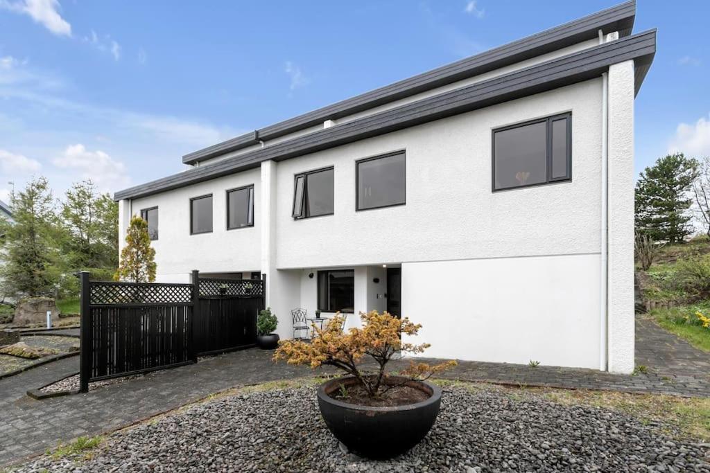 A modern and stylish furnished house in Reykjavík view 4