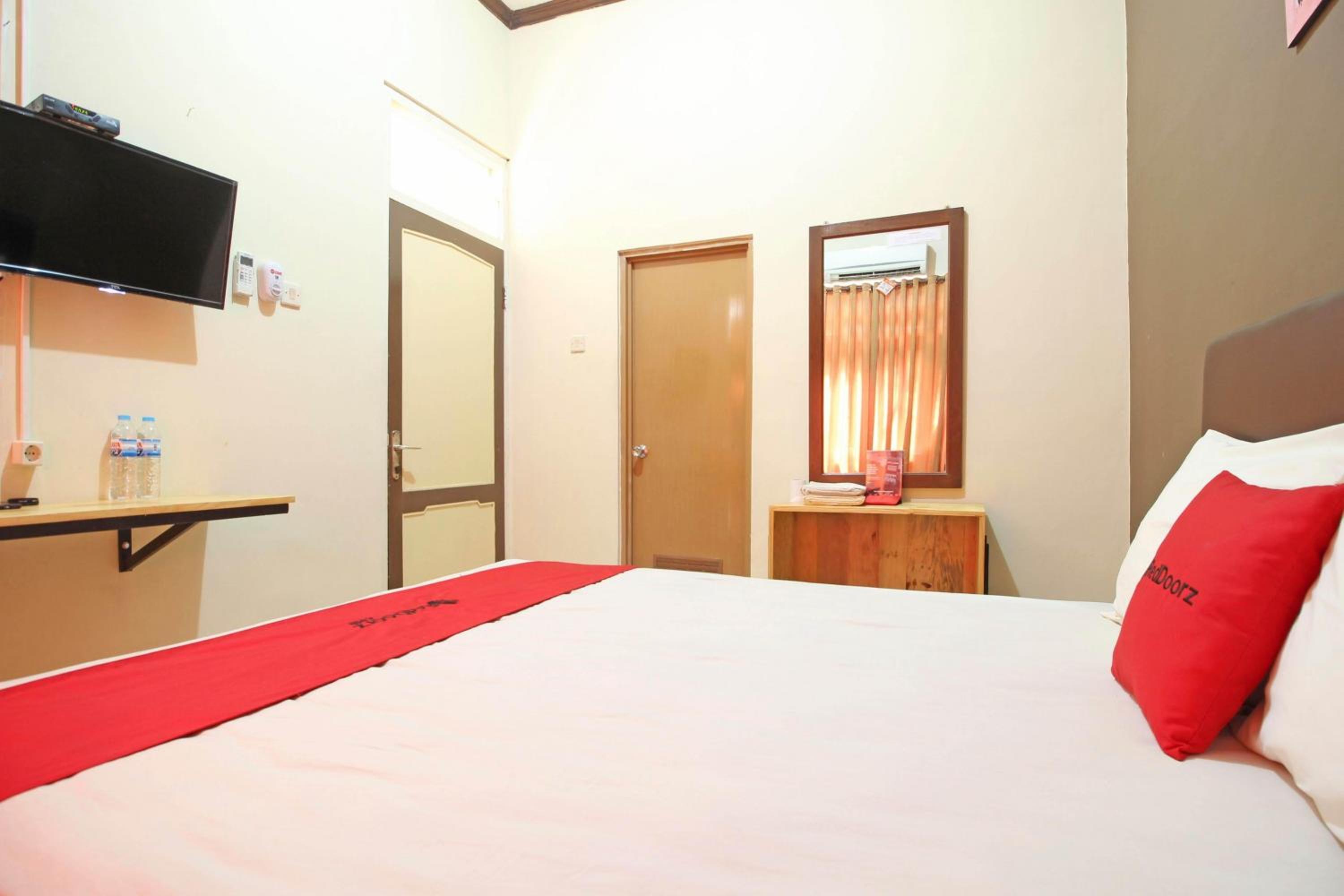 RedDoorz near Pojok Beteng Prawirotaman, Yogyakarta - 9
