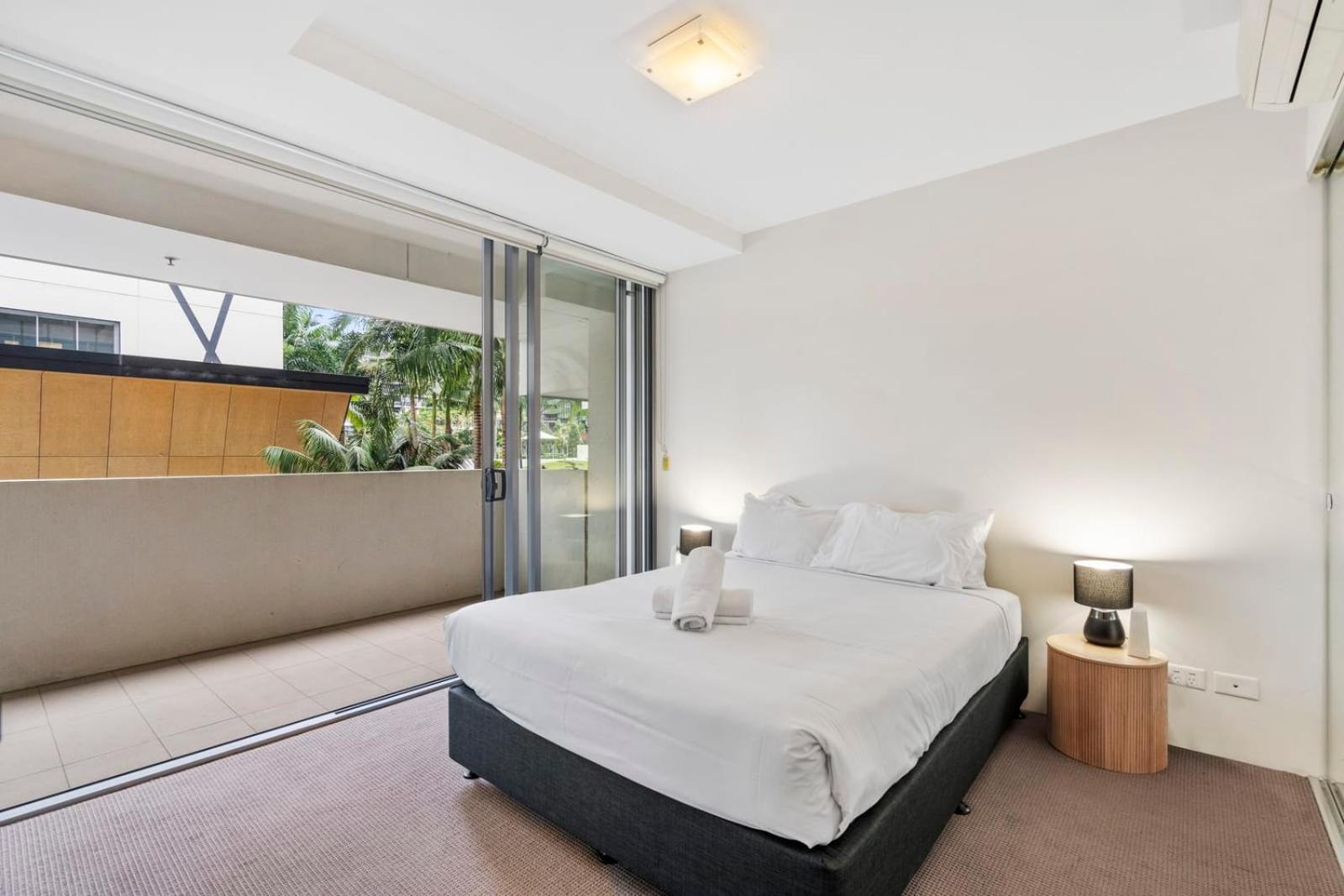 Modern Riverside Oasis - Gym Pool WiFi & Parking