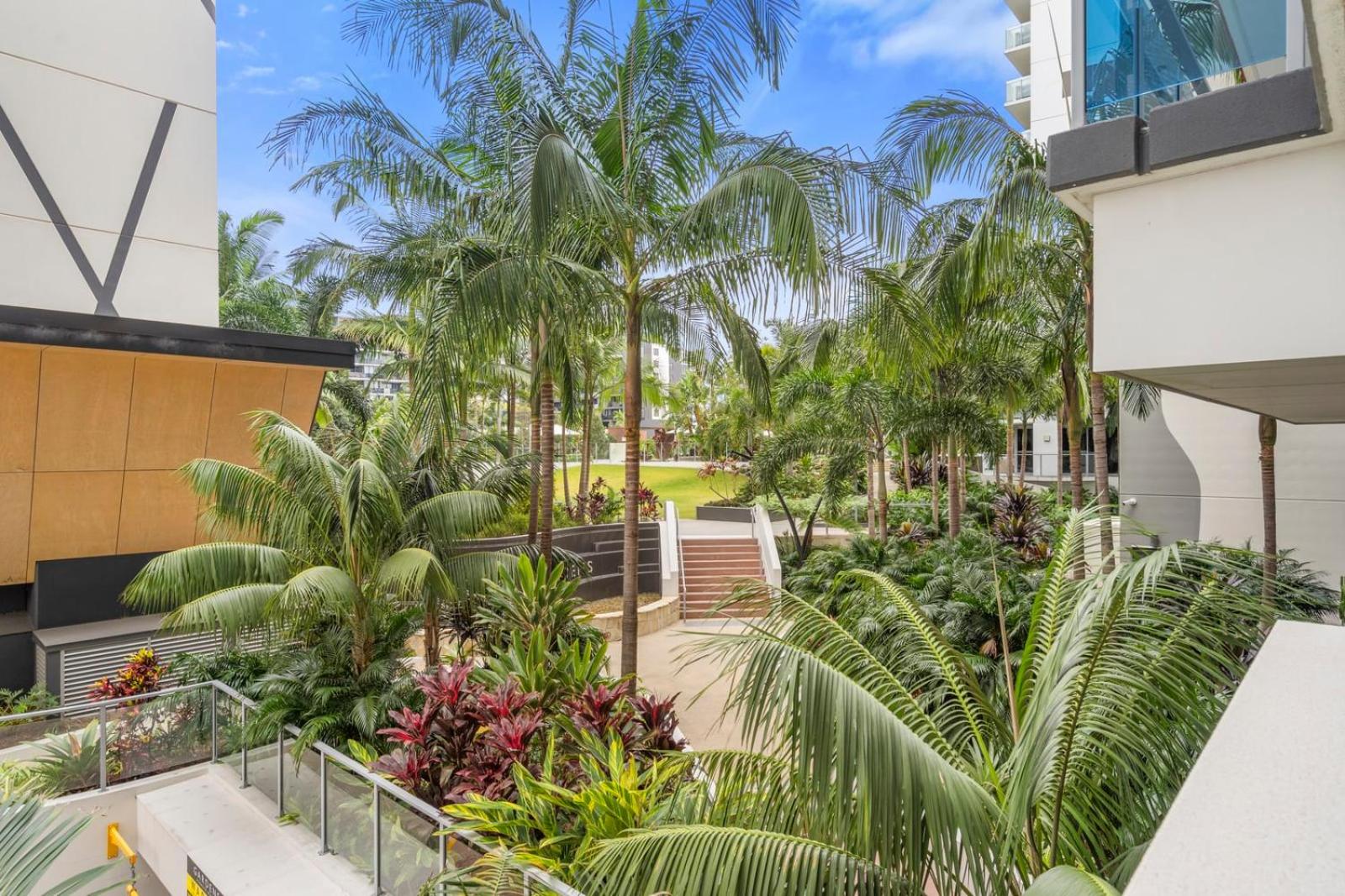 Modern Riverside Oasis - Gym Pool WiFi & Parking