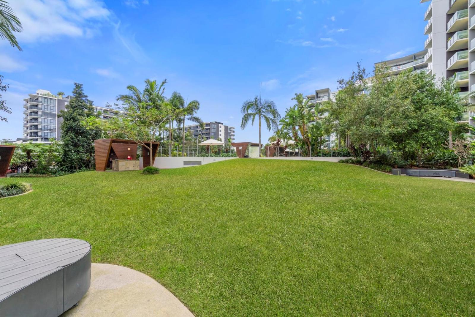 Modern Riverside Oasis - Gym Pool WiFi & Parking