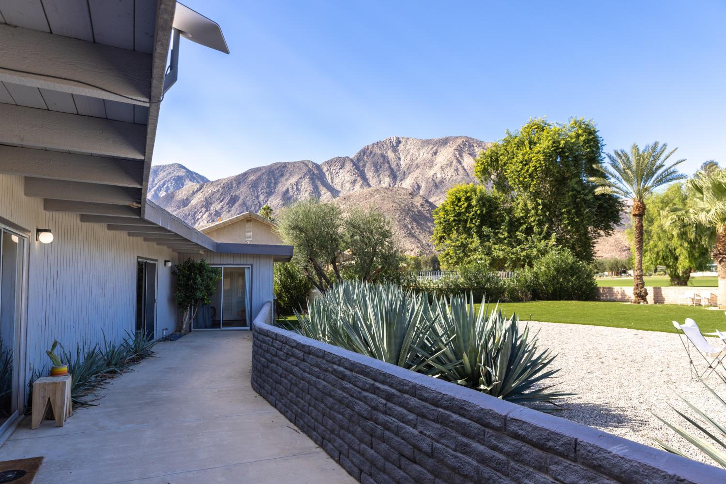 Pool and Mtn View! Designer Borrego Springs Hideaway