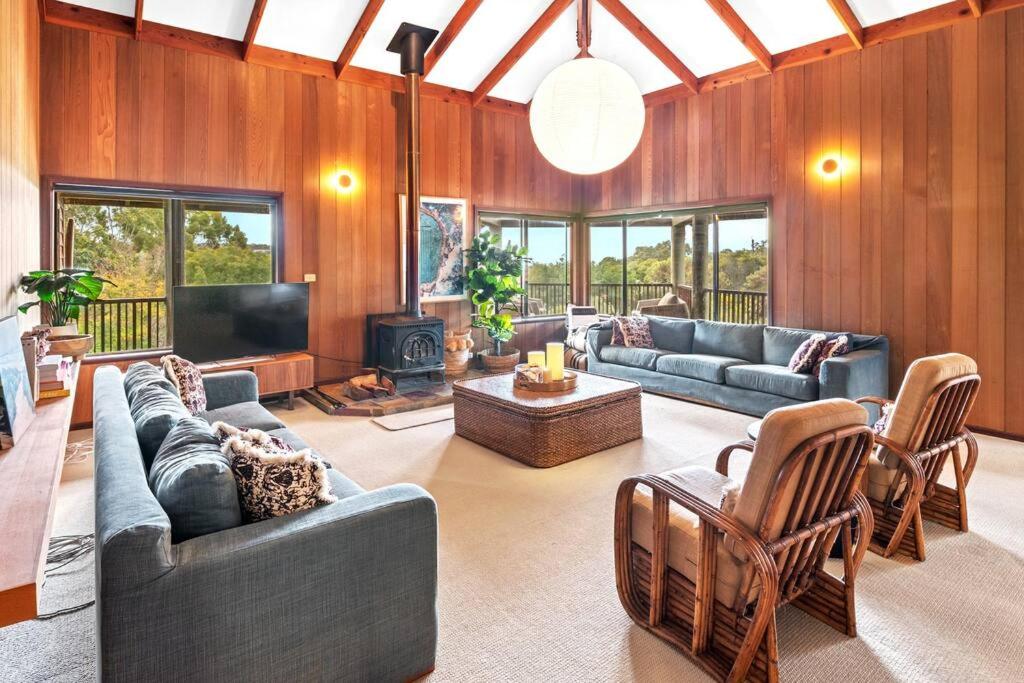 Birdie Beach House-huge lounge & verandahs, tennis, basketball, beach 5 min