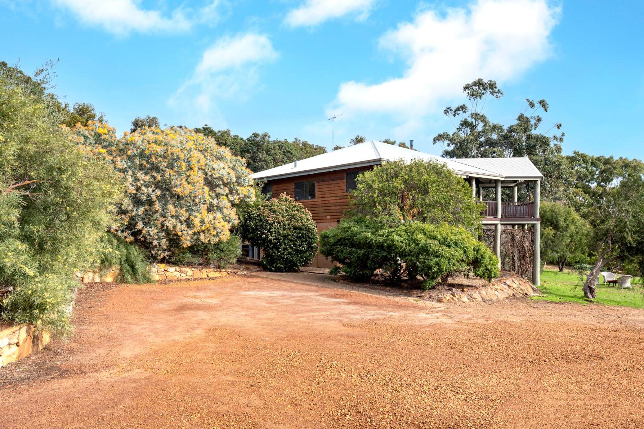 Birdie Beach House-huge lounge & verandahs, tennis, basketball, beach 5 min