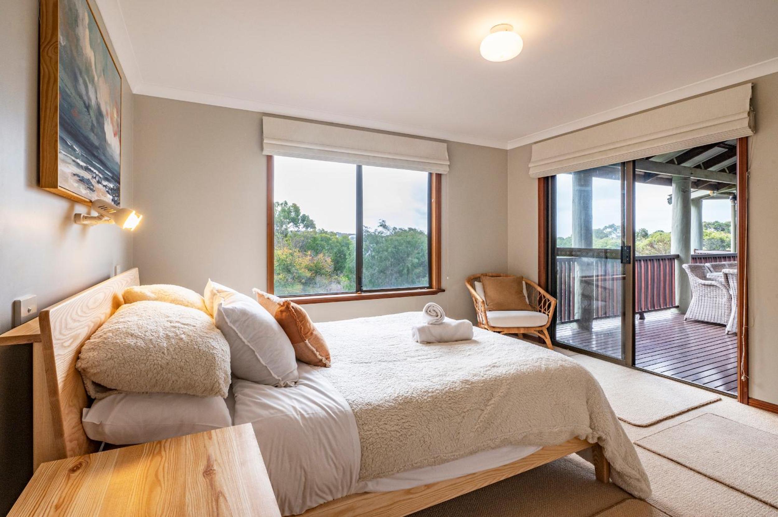 Birdie Beach House-huge lounge & verandahs, tennis, basketball, beach 5 min