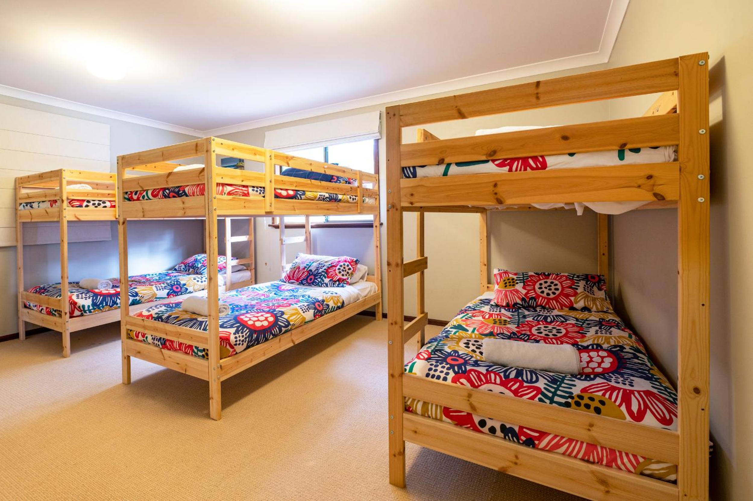 Birdie Beach House-huge lounge & verandahs, tennis, basketball, beach 5 min