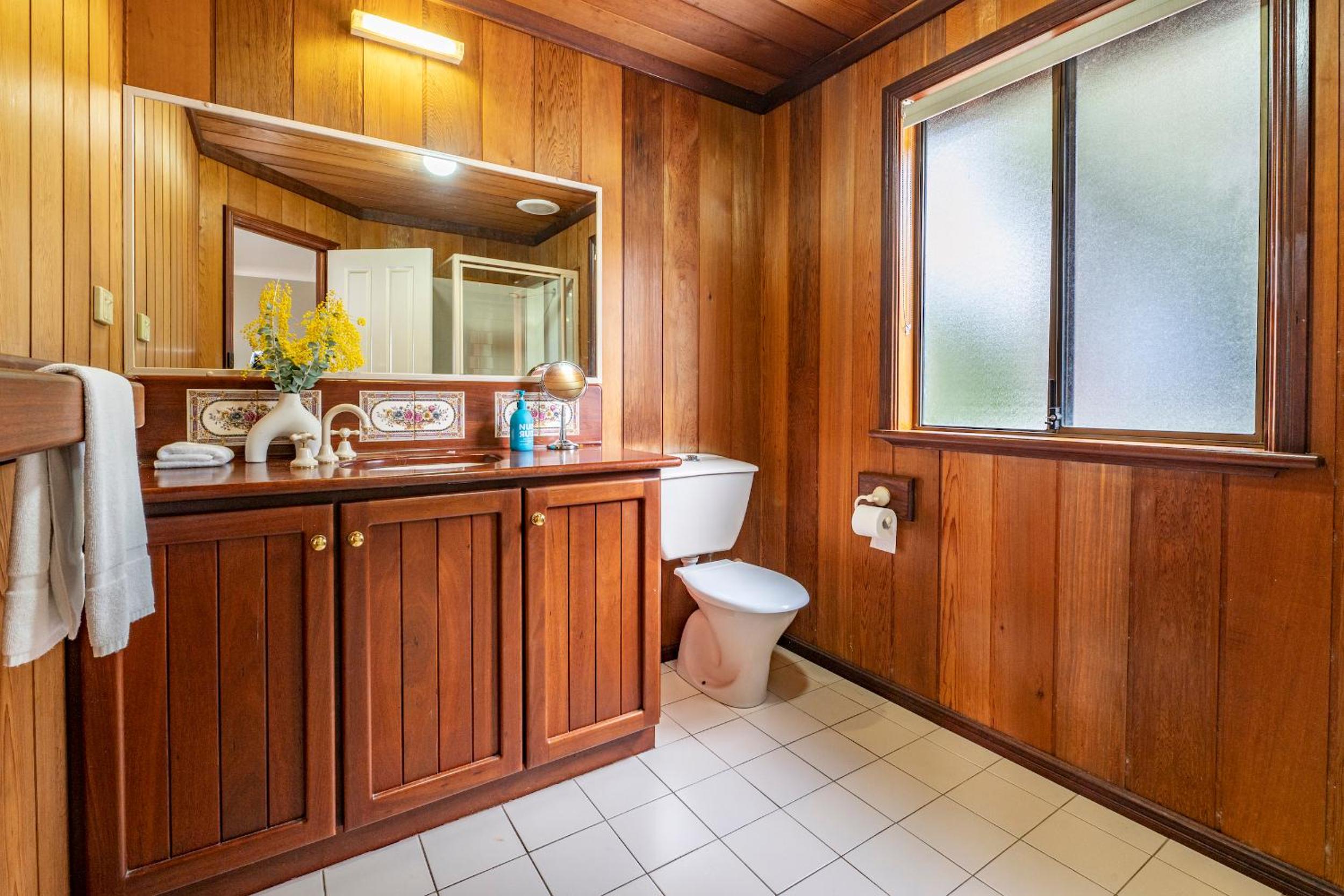 Birdie Beach House-huge lounge & verandahs, tennis, basketball, beach 5 min